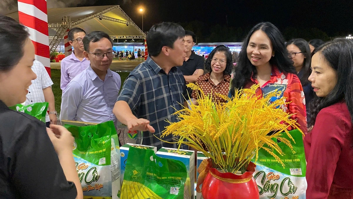 Đòn bẩy đưa hàng Việt chinh phục thị trường toàn cầu 1 Nỗ lực thúc đẩy hệ sinh thái TMĐT bền vững tại Việt Nam đang được Cục TMĐT&KTS tích cực triển khai thông qua nhiều chương trình hành động cụ thể. Ảnh: PV