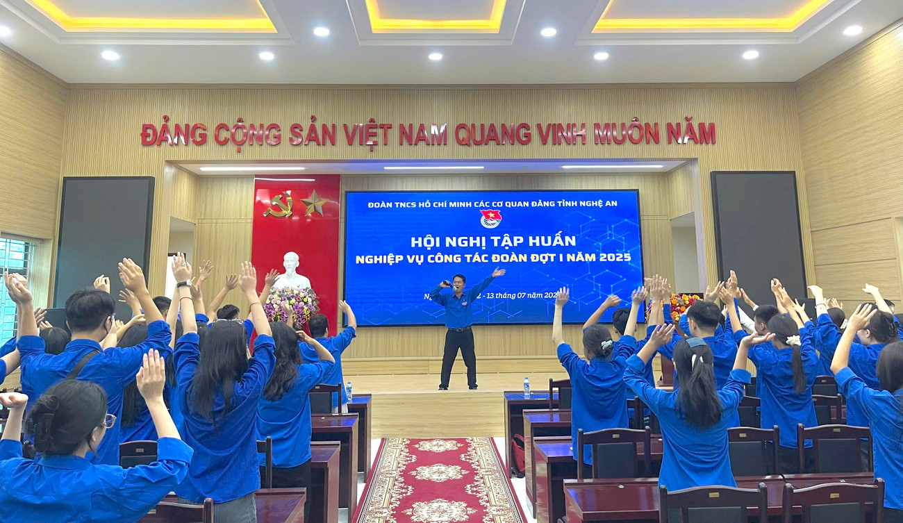 Các đoàn viên thanh niên giải lao sau những giờ tập huấn nghiêm túc. tp-d1.jpg