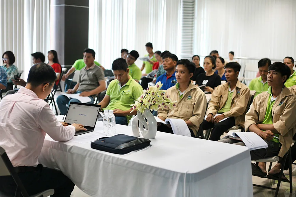 Cán bộ, nhân viên công ty VWS hào hứng với buổi tập huấn về ứng dụng AI trong công việc. vws-tap-huan-ung-dung-ai-vao-cong-viec-cho-50-can-bo-nhan-vien-2.jpg