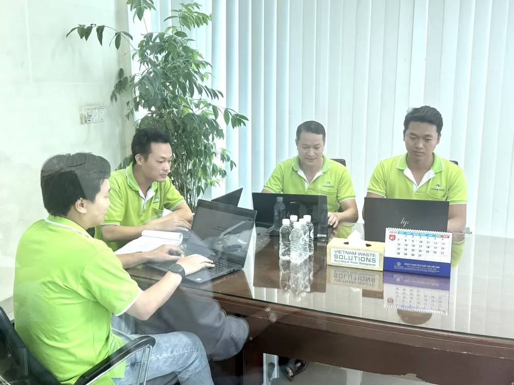 Nhóm kỹ sư, chuyên gia kỹ thuật thực hành ứng dụng AI sau buổi tập huấn. vws-tap-huan-ung-dung-ai-vao-cong-viec-cho-50-can-bo-nhan-vien-3.jpg