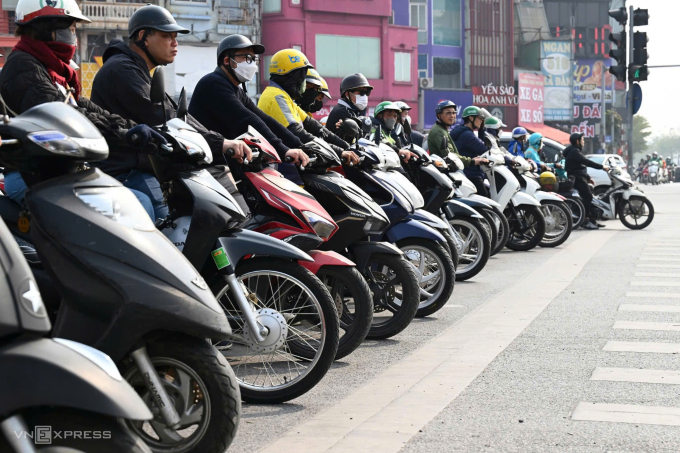 Hà Nội dự kiến hỗ trợ tối đa 3 triệu đồng mỗi người để đổi xe máy điện 1 Xe máy dừng đèn đỏ tại khu vực ngã 5 Ô Chợ Dừa, khu vực giáp ranh Vành đai 1 và Vành đai 2. Ảnh: Giang Huy