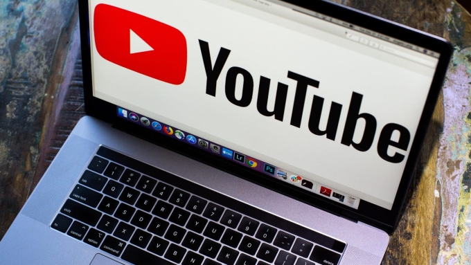 Logo YouTube trên màn hình laptop. Ảnh: Angela Lang/Cnet
