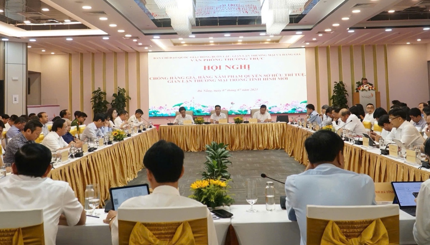 Phát triển nguồn nhân lực số trong chống buôn lậu, gian lận thương mại 1 Toàn cảnh Hội nghị “Chống hàng giả, hàng xâm phạm quyền sở hữu trí tuệ, gian lận thương mại trong tình hình mới”.