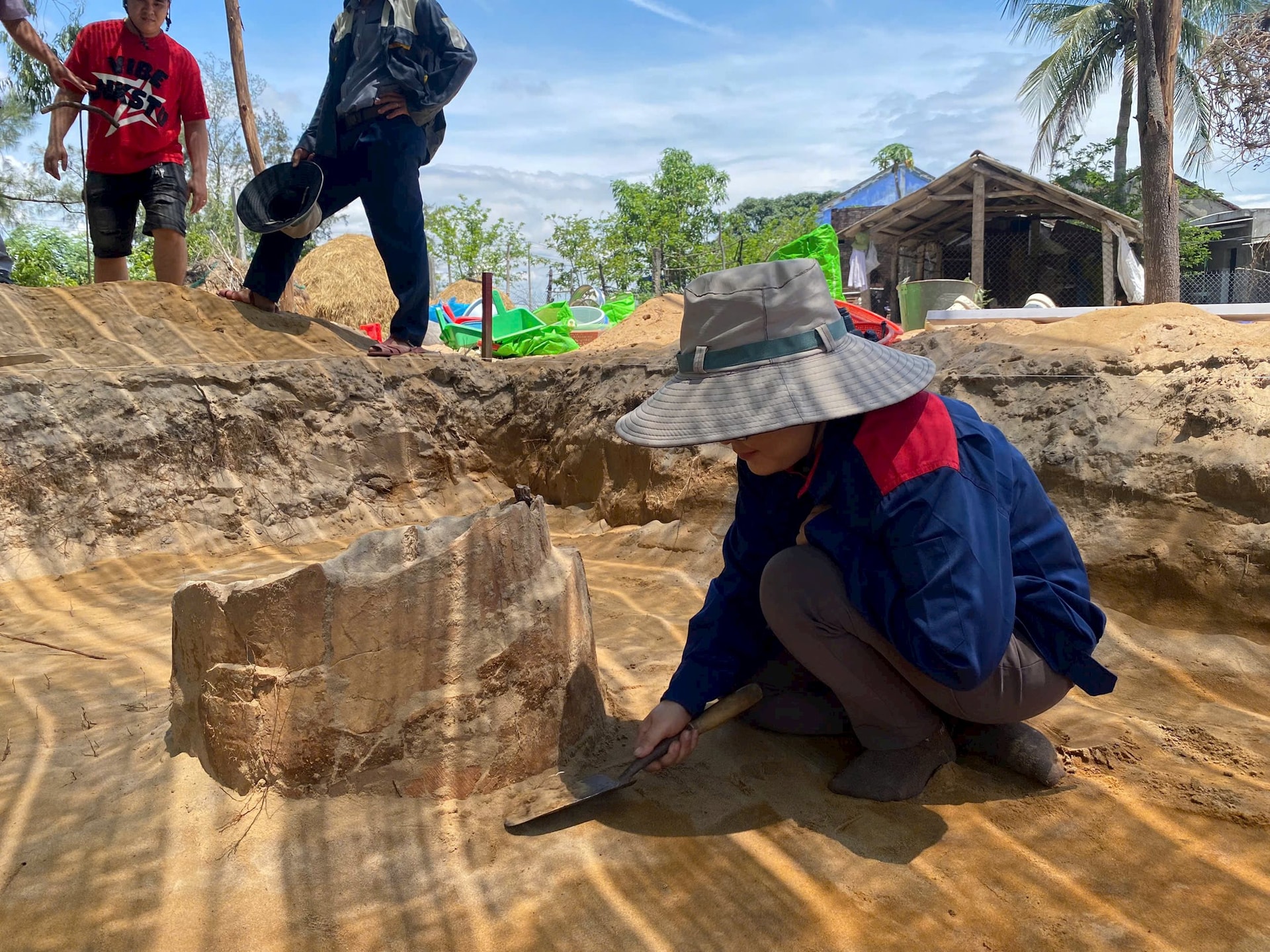 Sa Huỳnh giàu có dưới lòng đất Lạc Câu 1 z6783996371464_5c8c6e2fa68b59948e83e81af8c59f9d.jpg