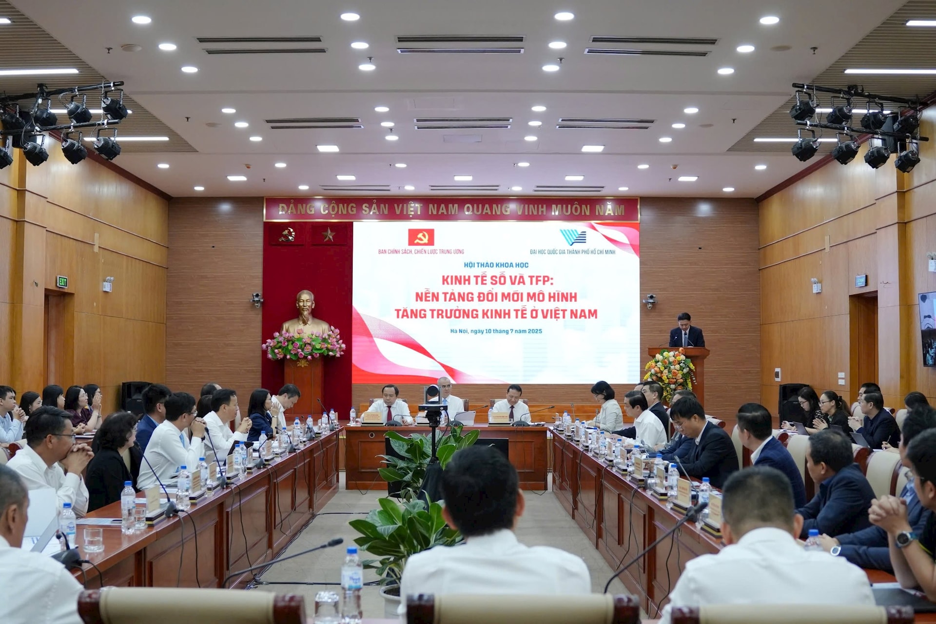 Mức độ chuyển đổi số của DN ở mức thấp tạo "điểm nghẽn" cho tăng trưởng 2 Hội thảo