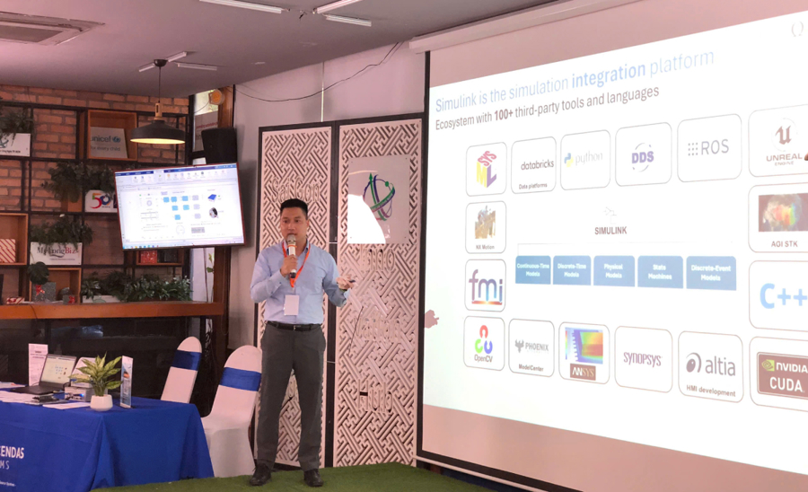 Ông Hà Văn Kỳ, Đại diện Ascendas Systems, chia sẻ tại Hội thảo. Ảnh: SIHUB