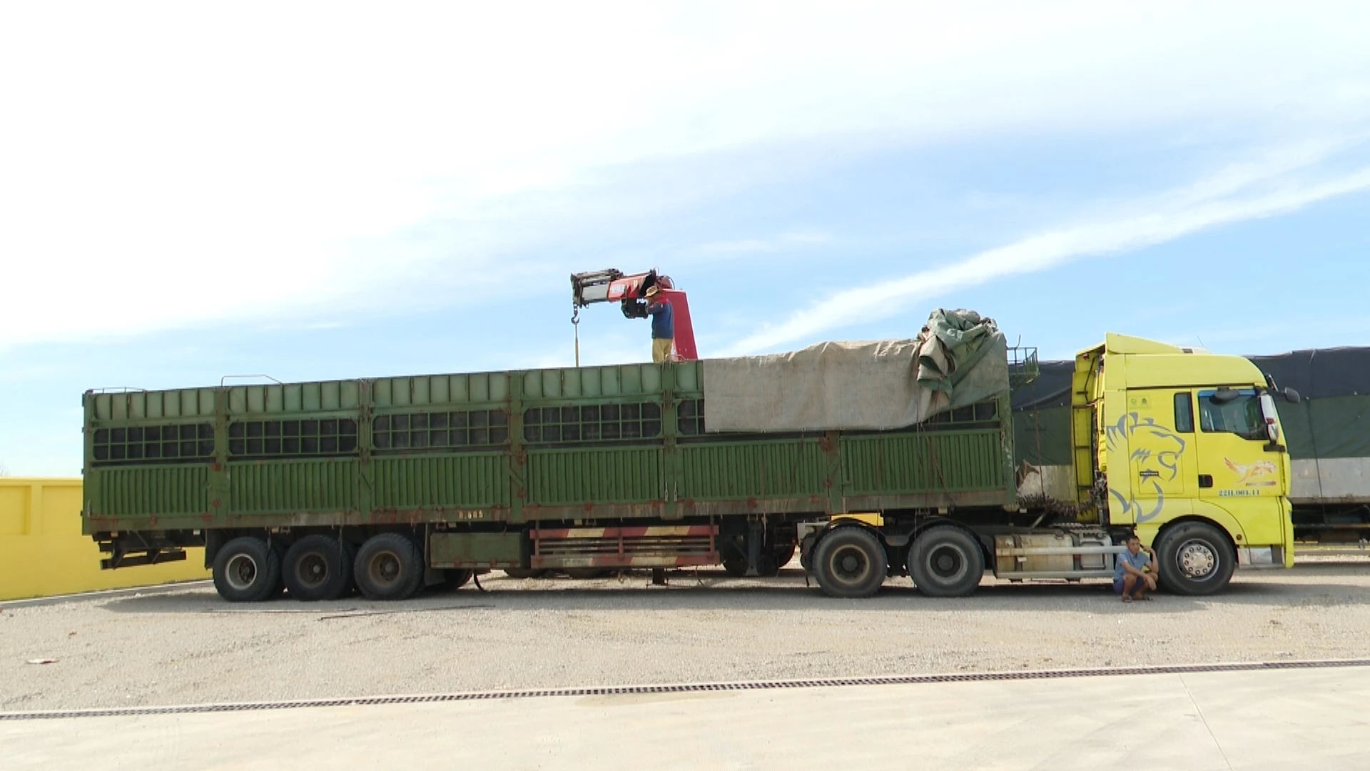 Quảng Trị xử phạt xe tải chở vượt tải trọng 429% với số tiền 333 triệu đồng- Ảnh 1.