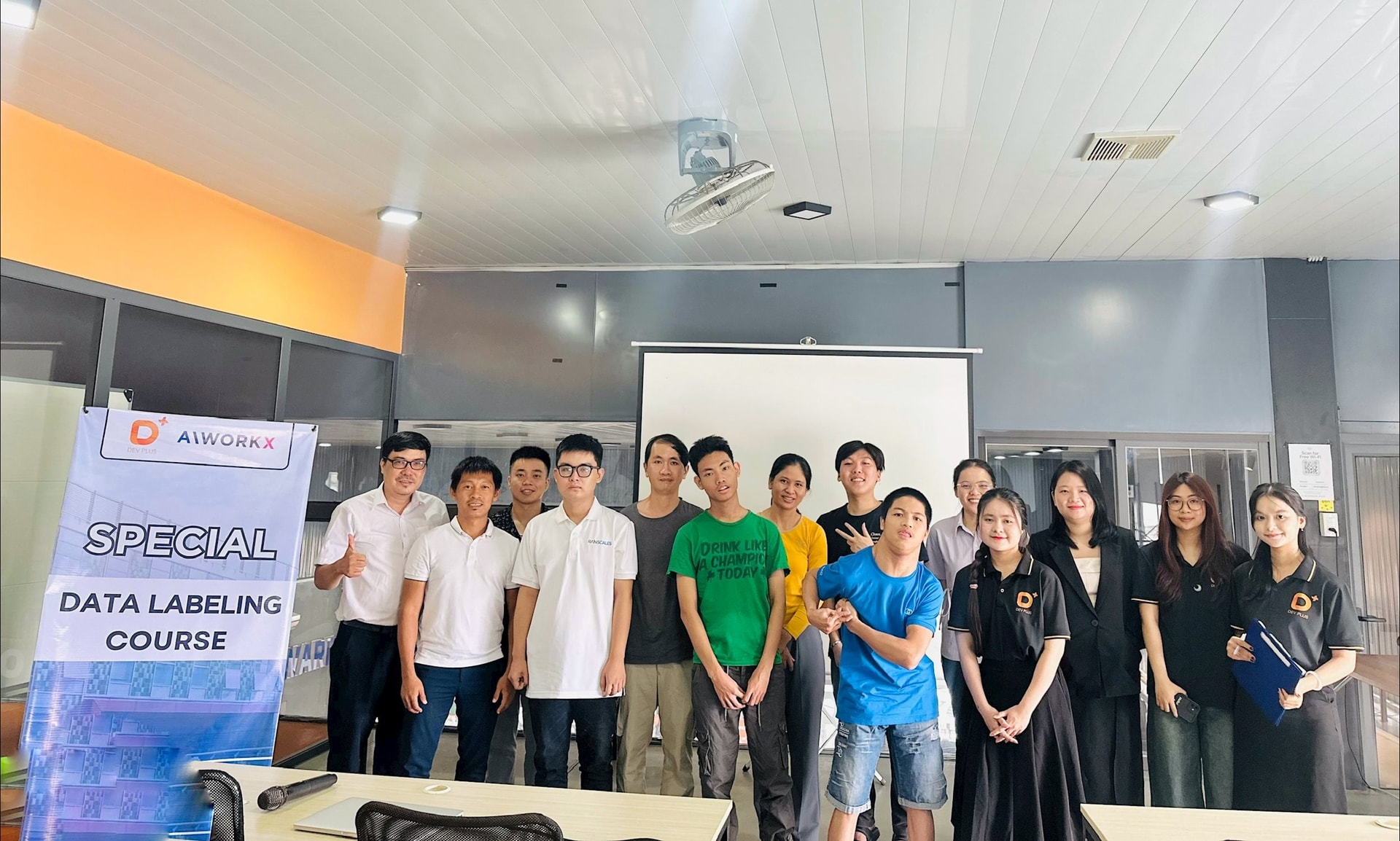 Lớp học AI đặc biệt 1 Lớp học Special Data Labeling tại Đà Nẵng, nơi không chỉ dạy kỹ năng mà còn tôn trọng sự khác biệt. Ảnh: NGUYỆT QUẾ