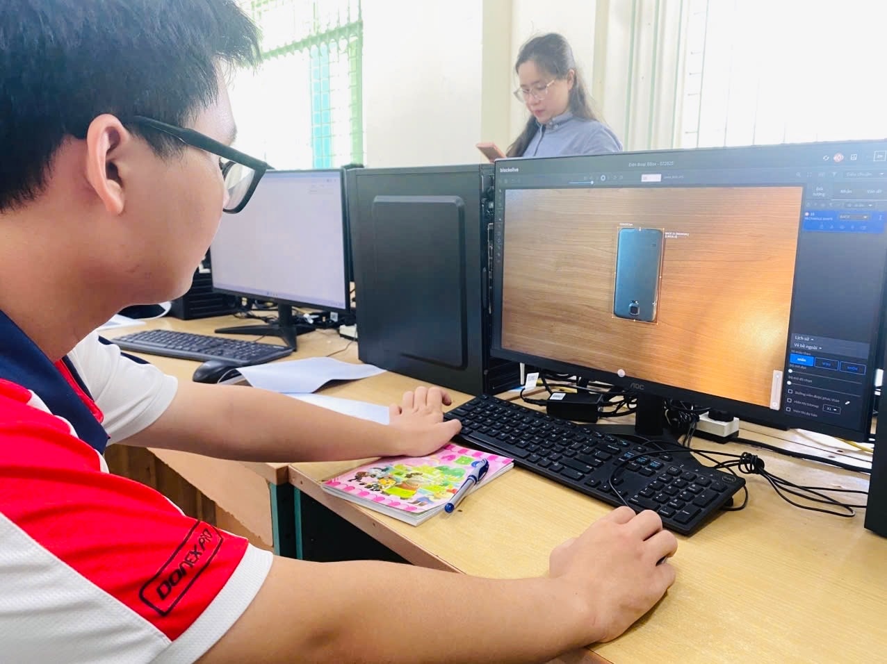 Lớp học AI đặc biệt 2 Gán nhãn dữ liệu là nghiệp vụ mới được sinh ra cùng với sự phát triển của AI, mang đến cơ hội việc làm cho người yếu thế. Ảnh: NGUYỆT QUẾ