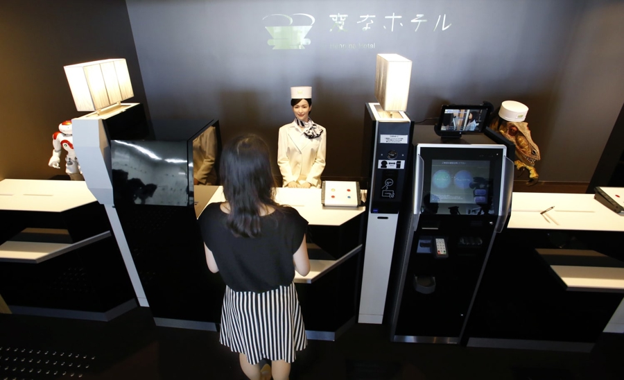 Các "ông lớn" ngành du lịch đang đầu tư mạnh tay vào AI 2 Quầy lễ tân vận hành bằng robot của khách sạn Henn Na, Nhật Bản.