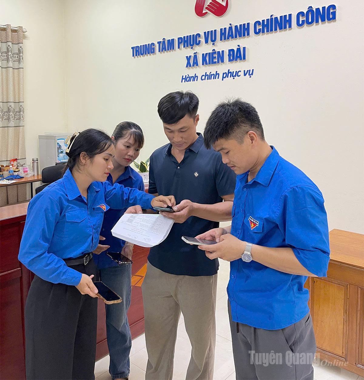 Đoàn viên, thanh niên xã Kiên Đài hướng dẫn người dân sử dụng phần mềm trợ lý AI để hoàn thành các thủ tục hành chính.