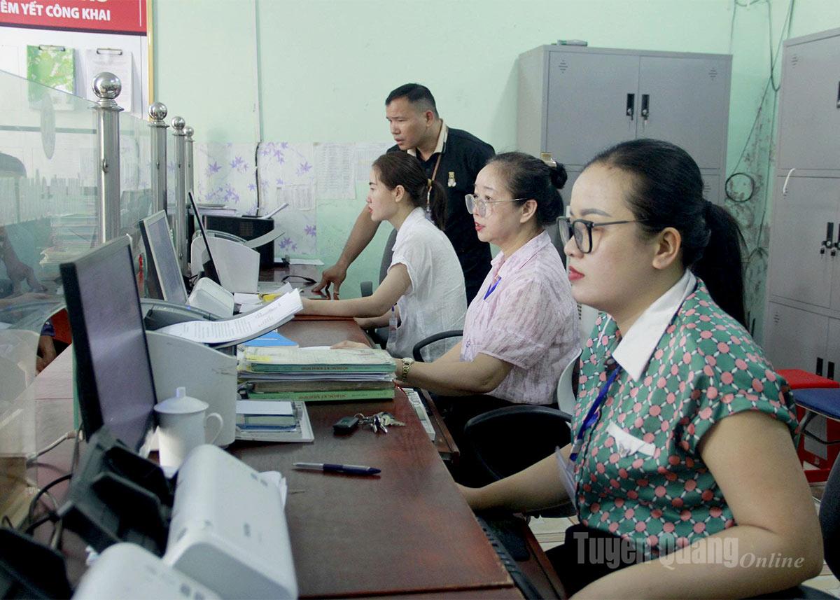Chuyên viên xã Minh Tân sử dụng trợ lý ảo trong giải quyết công việc.