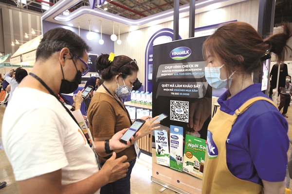 Đẩy mạnh kênh quảng cáo, bán hàng qua các nền tảng TikTok, YouTube, Facebook… là cách mà nhiều doanh nghiệp đang làm để không đứng ngoài cuộc chơi này. Ảnh: Quý Hòa.