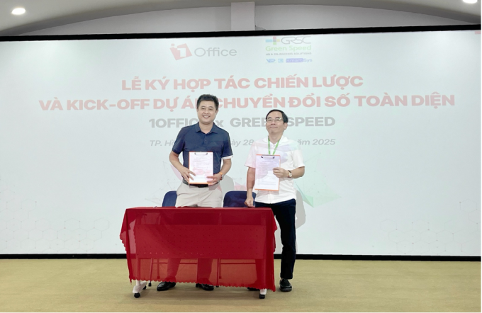 Green Speed chuyển đổi số trên nền tảng 1Office 2 CEO Green Speed (phải) và CEO 1Office ký kết hợp tác chiến lược và khởi động dự án chuyển đổi số toàn diện. Ảnh: 1Office
