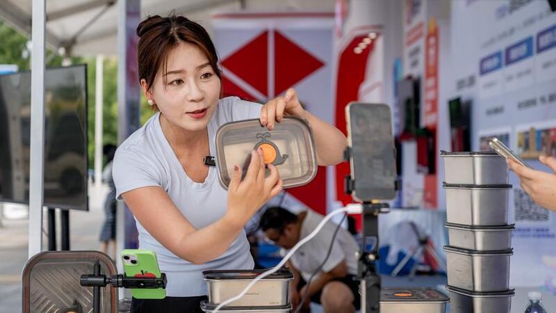 Thương mại điện tử của Trung Quốc tiếp tục khẳng định vai trò trụ cột trong nền kinh tế số. Ảnh minh họa: Xinhua