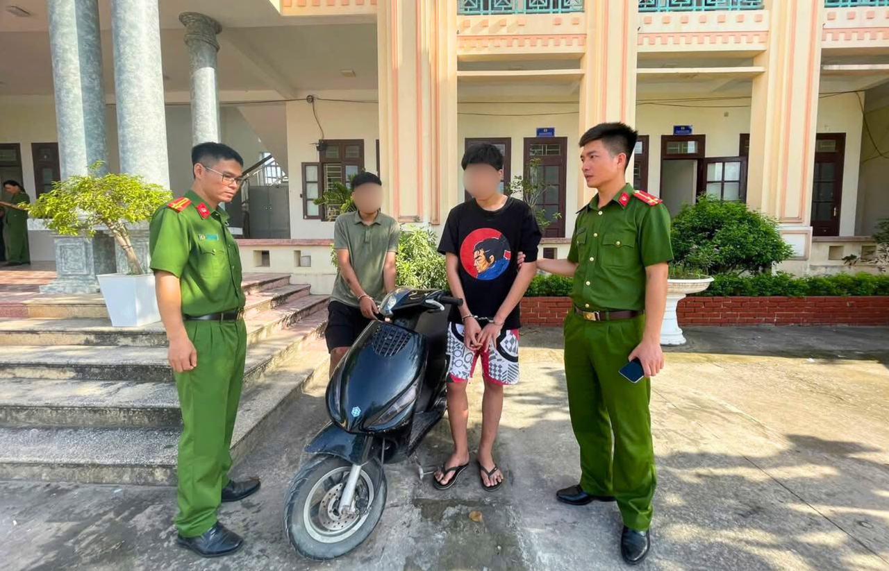 Bắt giữ 2 thanh niên cướp cửa hàng điện thoại 1 Sau 09 giờ điều tra, Công an phường Vị Khê (tỉnh Ninh Bình) đã bắt giữ được 2 đối tượng gây án