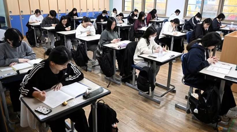 Học sinh Hàn Quốc tại một trường học ở Seoul. Ảnh: Reuters