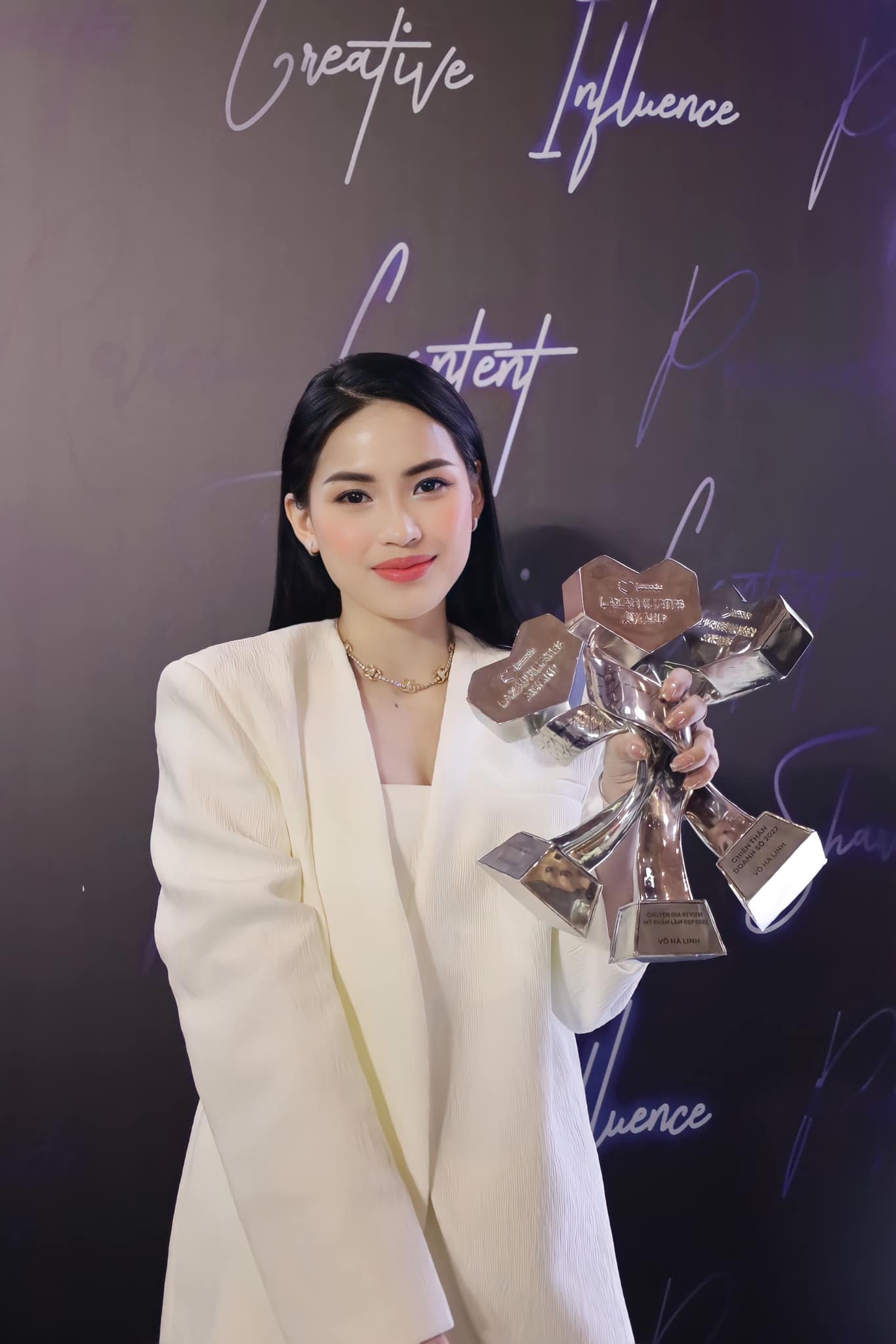Dõng dạc tuyên bố trao thưởng 10 tỷ cho ai tìm ra bằng chứng nhận booking, Võ Hà Linh kiếm tiền từ MXH như thế nào? - Ảnh 1. Dõng dạc tuyên bố trao thưởng 10 tỷ cho ai tìm ra bằng chứng nhận booking, Võ Hà Linh kiếm tiền từ MXH như thế nào? - Ảnh 1.