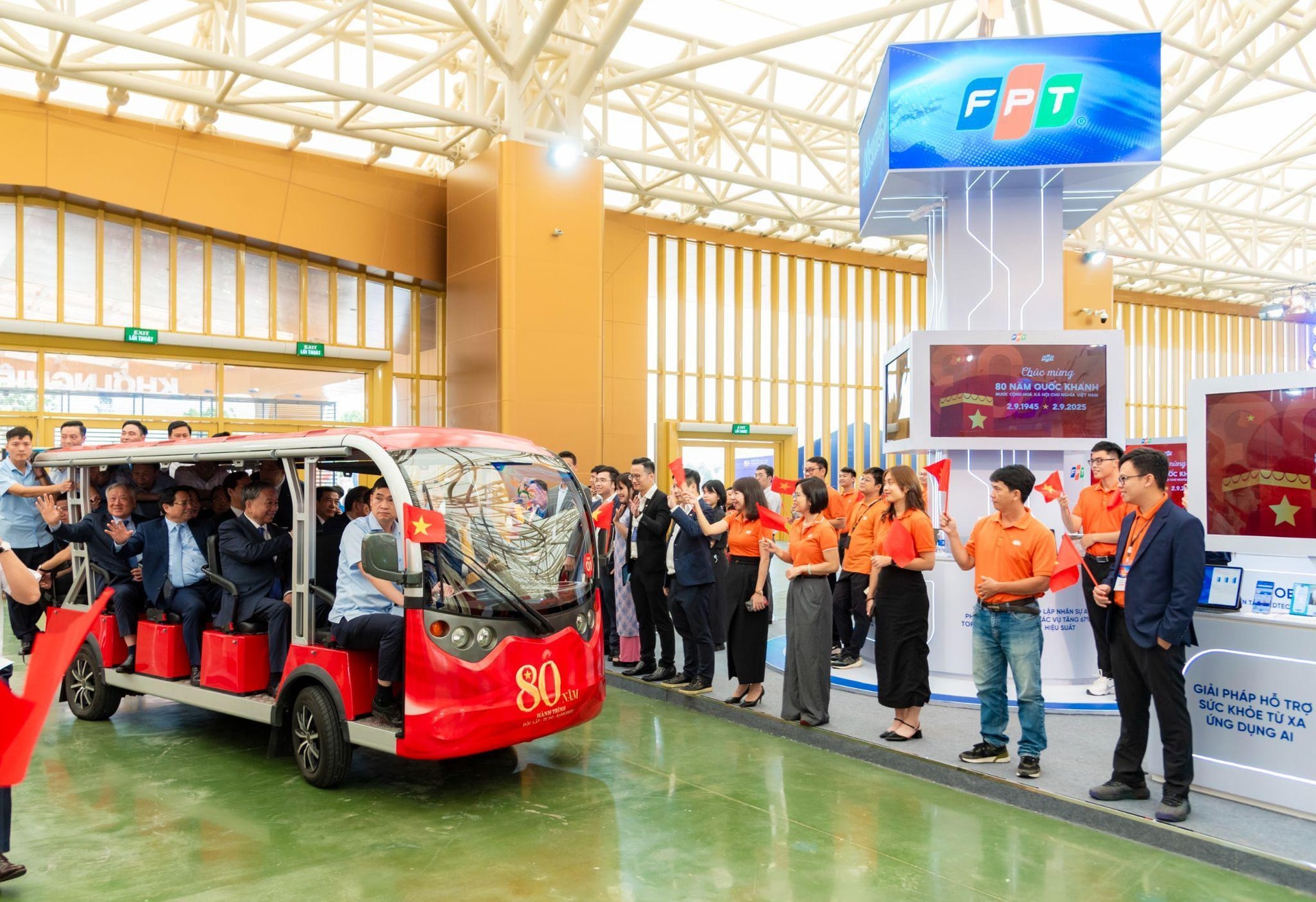 Khách tham quan "mê mẩn" với những công nghệ AI "đỉnh cao" tại Triển lãm thành tựu đất nước 80 năm 9 409-202508281943513.jpg