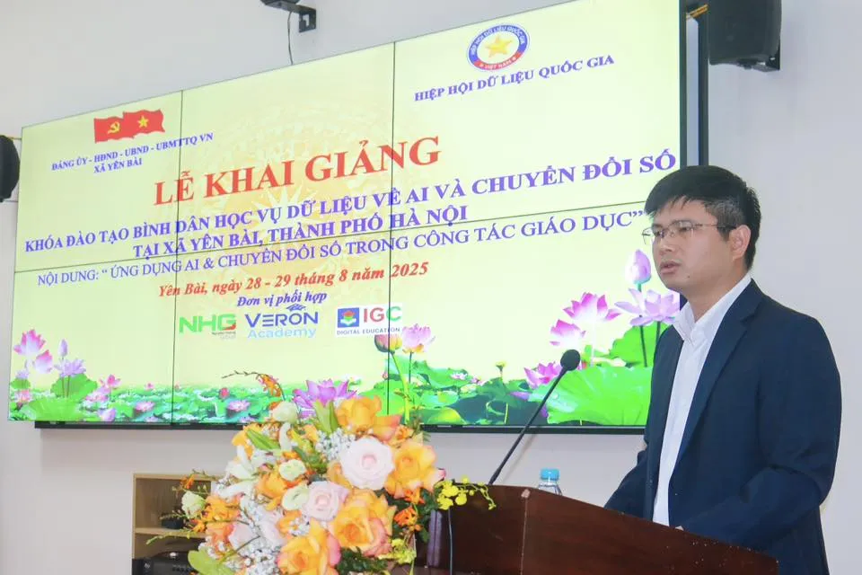 Gần 200 giáo viên học cách ứng dụng AI vào giảng dạy 2 Tiến sĩ Dương Văn Thịnh hướng dẫn lớp bồi dưỡng “Ứng dụng trí tuệ nhân tạo và chuyển đổi số trong giảng dạy”