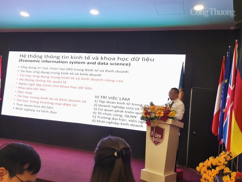 Nhà tuyển dụng sẽ ưu tiên người lao động biết ứng dụng AI 1 PGS, TS Nguyễn An Thịnh - Trường Đại học Kinh tế (Đại học Quốc gia Hà Nội) chia sẻ về việc đưa AI vào chương trình đào tạo tại nhà trường. Ảnh: Nguyễn Hòa