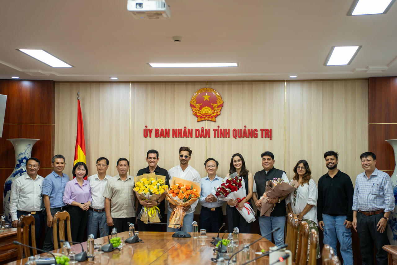 UBND tỉnh Quảng Trị cùng Sở Du lịch, Ban quản lý Vườn quốc gia Phong Nha - Kẻ Bàng và Công ty Oxalis tiếp đón chu đáo, thân thiện đoàn phim Bollywood. Ảnh: Oxalis
