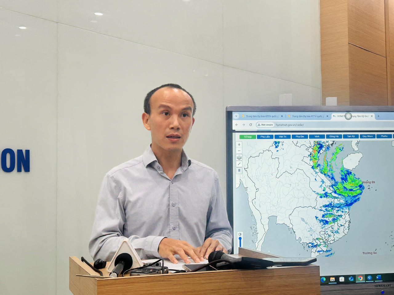 Ông Hoàng Phúc Lâm - Phó Giám đốc Trung tâm Dự báo Khí tượng Thuỷ văn Quốc gia chia sẻ nhận định về cơn bão số 5. Ảnh: Ngọc Nga