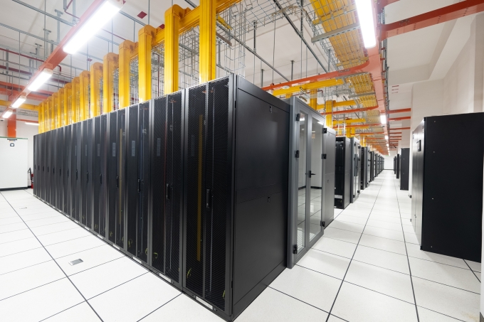 FPT vận hành trung tâm dữ liệu phục vụ chuyển đổi số 2 Hệ thống tủ rack bên trong trung tâm. Ảnh: FPT