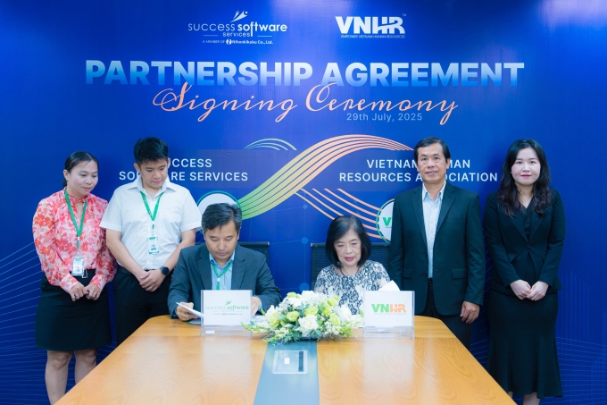 Ông Lê Quang Phúc – Giám đốc Công nghệ Success Software Services (bên trái) và Bà Lê Thị Kim Anh (bên phải) – Phó chủ tịch VNHR ký kết hợp tác. Ảnh: VNHR