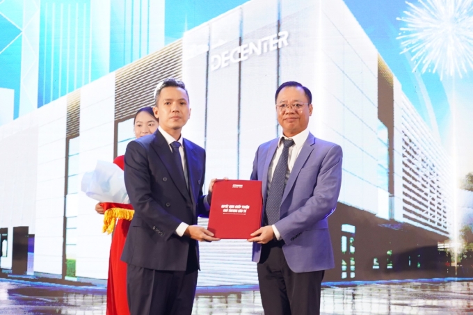Đà Nẵng sẽ có trung tâm dữ liệu AI 200 triệu USD 3 Đại diện thành phố Đà Nẵng trao quyết định chấp thuận chủ trương đầu tư trung tâm dữ liệu cho IPTP Networks. Ảnh: Thiên Thanh