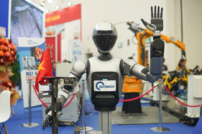 'AI đang trở thành hạ tầng giống như điện, viễn thông, Internet' 5 Robot được trưng bày, sử dụng tại triển lãm 80 năm thành tựu đất nước, tháng 8/2025. Ảnh: Lưu Quý