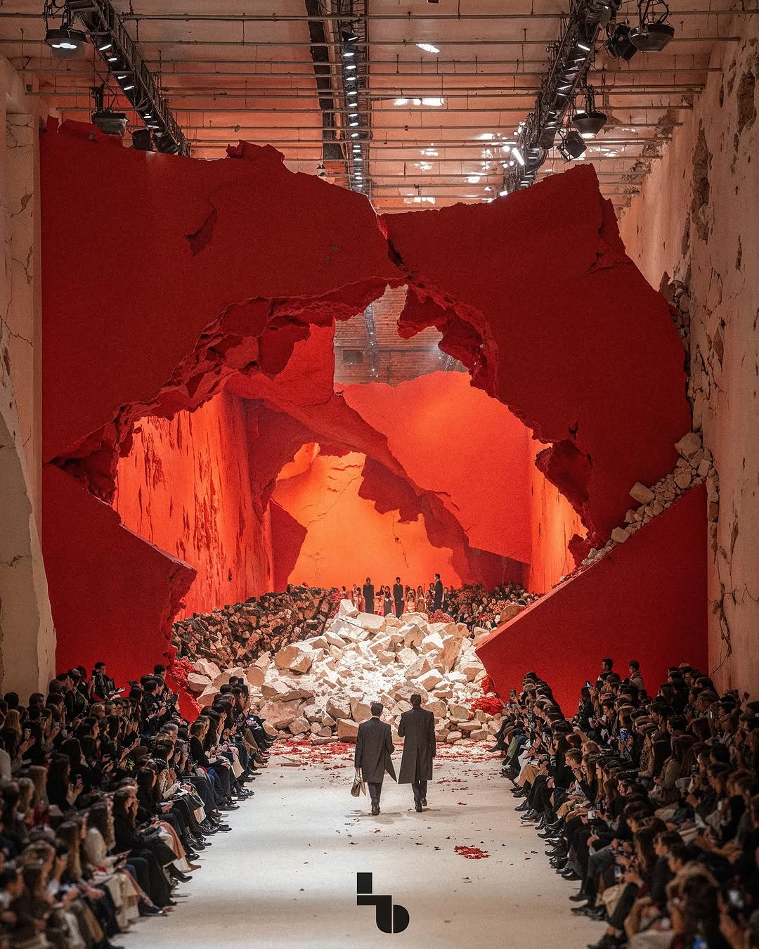 Sàn diễn AI giả tưởng gây bão toàn cầu lấy cảm hứng từ thương hiệu thời trang Valentino 3 Sàn diễn AI Valentino Fashion Show