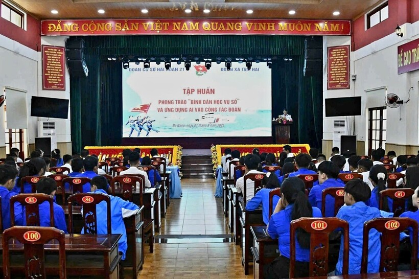 Báo cáo viên giao lưu, trao đổi với các bạn đoàn viên trong buổi tập huấn.