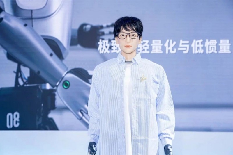 Robot Xueba 01 có thể thể hiện nhiều biểu cảm gương mặt chi tiết. Ảnh: Douyin.