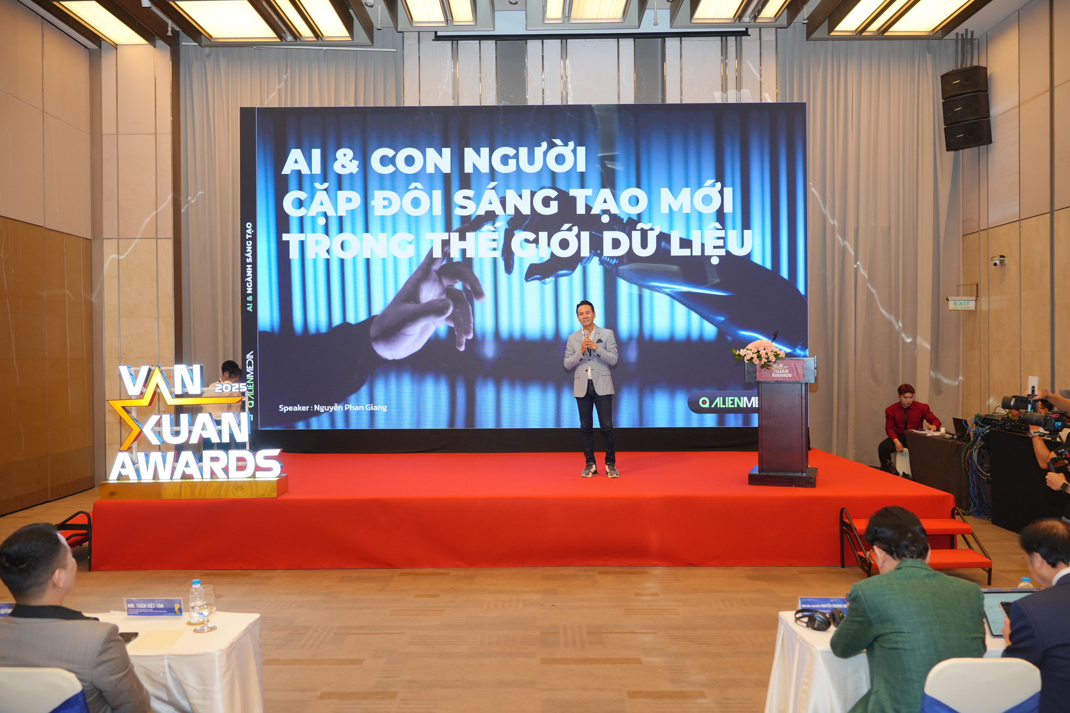 ai-trong-sang-tao-nghe-thuat-san-xuat-phim-cong-cu-quyen-nang-hay-moi-de-doa-thay-the-ceo-phan-giang-1755078048.JPG