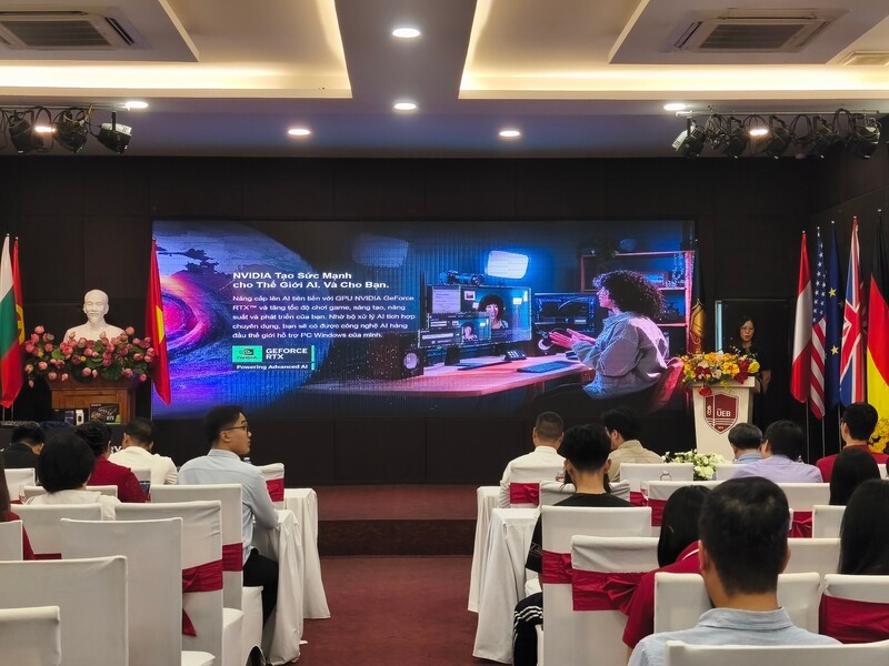 Nhà tuyển dụng sẽ ưu tiên người lao động biết ứng dụng AI 2 Đại diện NVIDIA nhấn mạnh đến vai trò ứng dụng AI trong hoạt động đời sống. Ảnh: Nguyễn Hoà