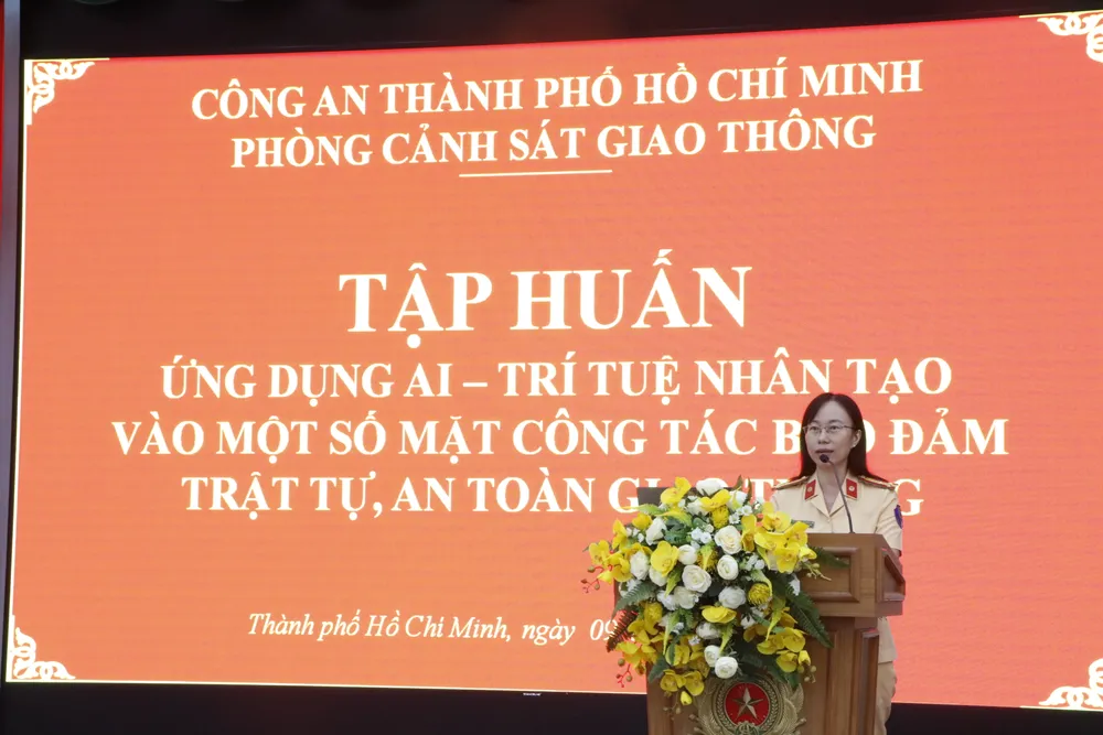 Thượng tá Nguyễn Thị Thanh Nga, Phó Trưởng phòng CSGT cho biết phòng CSGT sẽ liên tục tập huấn để nâng cao, kiến thức kỹ năng về chuyển đổi số cho cán bộ chiến sĩ để phục vụ công tác bảo đảm TTATGT. Ảnh: LÊ ÁNH an toàn giao thông (2).JPG