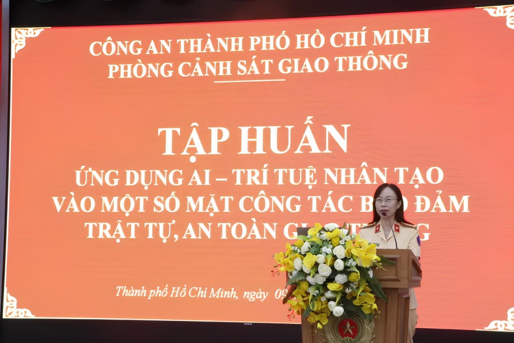 Thượng tá Nguyễn Thị Thanh Nga, Phó Trưởng phòng CSGT Công an Thành phố Hồ Chí Minh phát biểu tại buổi tập huấn. 