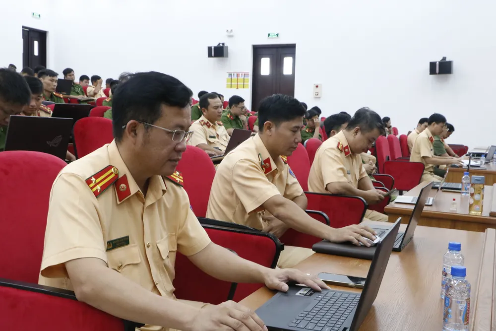 Cán bộ chiến sĩ của phòng CSGT sẽ tăng cường học tập, ứng dụng công nghệ AI vào nhiệm vụ chuyên môn. Ảnh: LÊ ÁNH an toàn giao thông (3).JPG