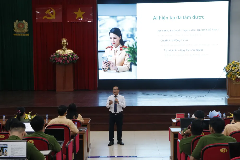 Báo cáo viên đã triển khai nội dung ứng dụng AI vào công tác đảm bảo TTATGT. Ảnh: LÊ ÁNH an toàn giao thông (4).JPG