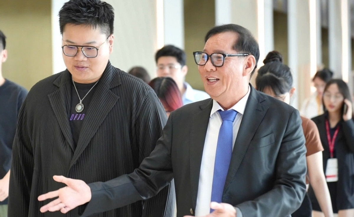Ông Hu Tian Cheng - Chủ tịch HĐQT của Yuguang Tongchen (bên trái) cùng ông Trần Lệ Nguyên - CEO KIDO (bên phải) Ông Hu Tian Cheng - Chủ tịch HĐQT của Yuguang Tongchen (bên trái) cùng ông Trần Lệ Nguyên - CEO KIDO (bên phải)
