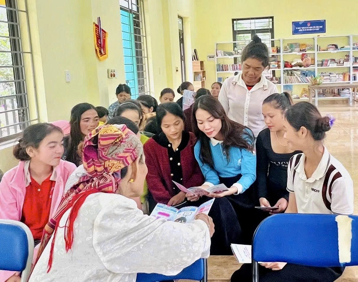 Tổ truyền thông cộng đồng có vai trò quan trọng trong việc tuyên truyền nâng cao nhận thức cho phụ nữ trước nguy cơ mua bán người  -Ảnh: T.A