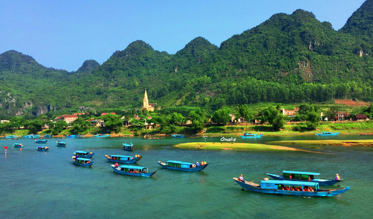 Thuyền du lịch tập nập chở khách vào tham quan động Phong Nha.