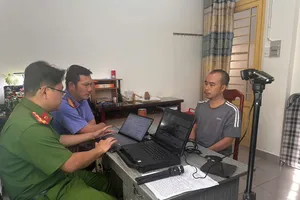 2 kẻ cướp giật điện thoại của bé trai bị bắt sau 5 giờ gây án 1 Công an TP.HCM thông tin việc bắt giữ nghi can cướp giật tại tiệm vàng ở xã Tân Vĩnh Lộc