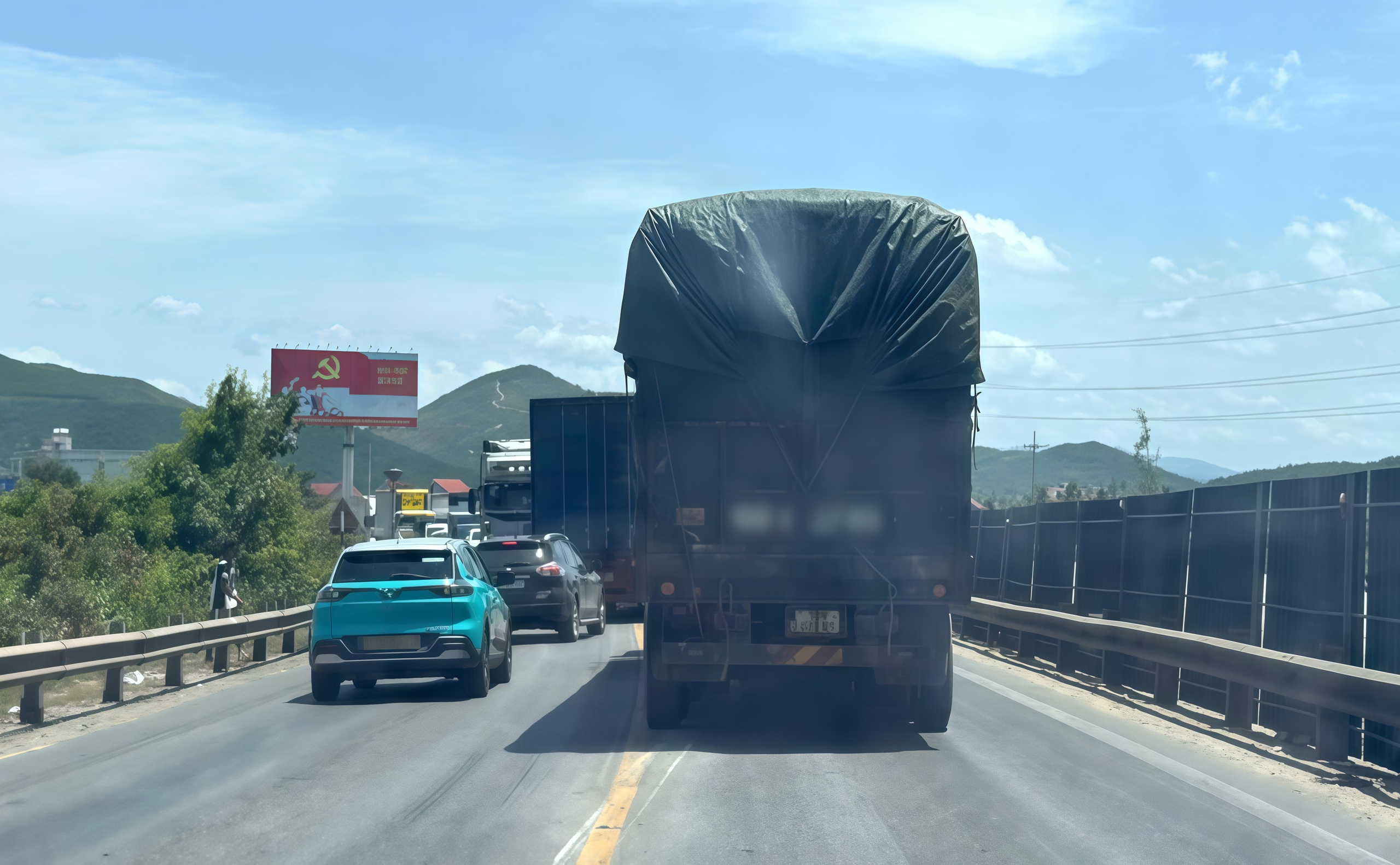 Xe tải liên tục gặp sự cố ở 