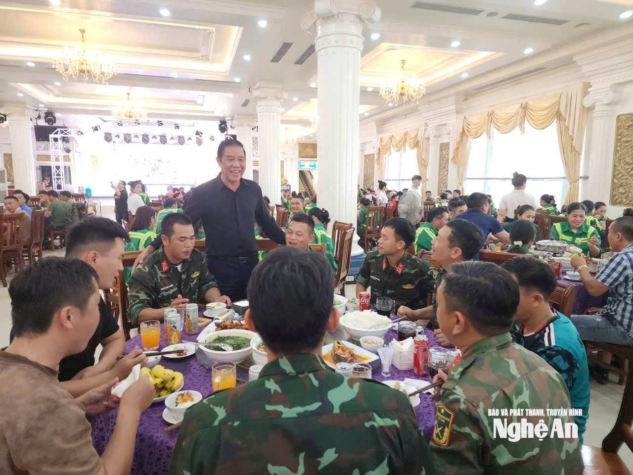 Nơi ấm áp nghĩa đồng bào, chỗ kiếm tiền khó hiểu 7 bna_ab1.jpg