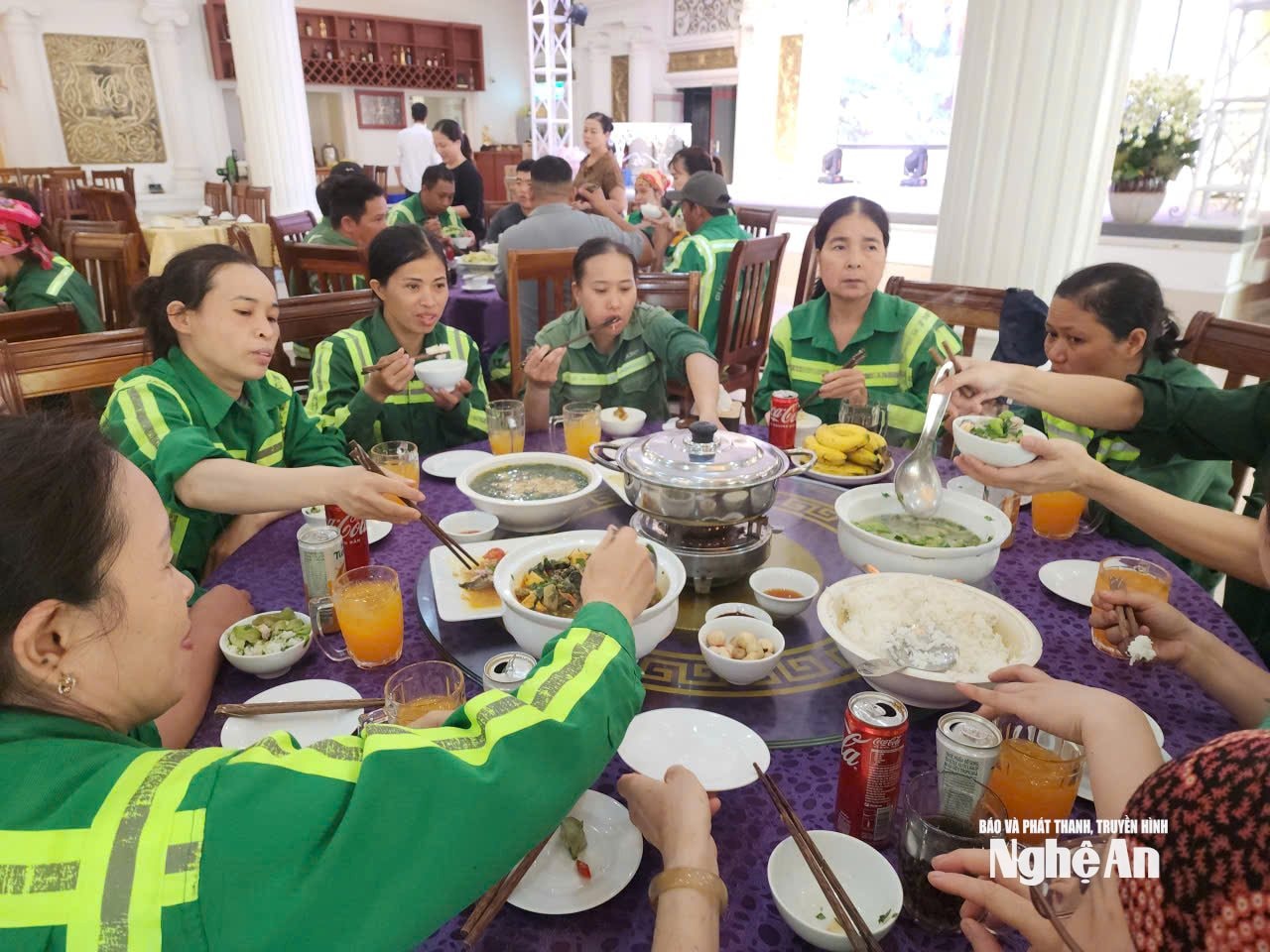 Nơi ấm áp nghĩa đồng bào, chỗ kiếm tiền khó hiểu 9 bna_ab2.jpg