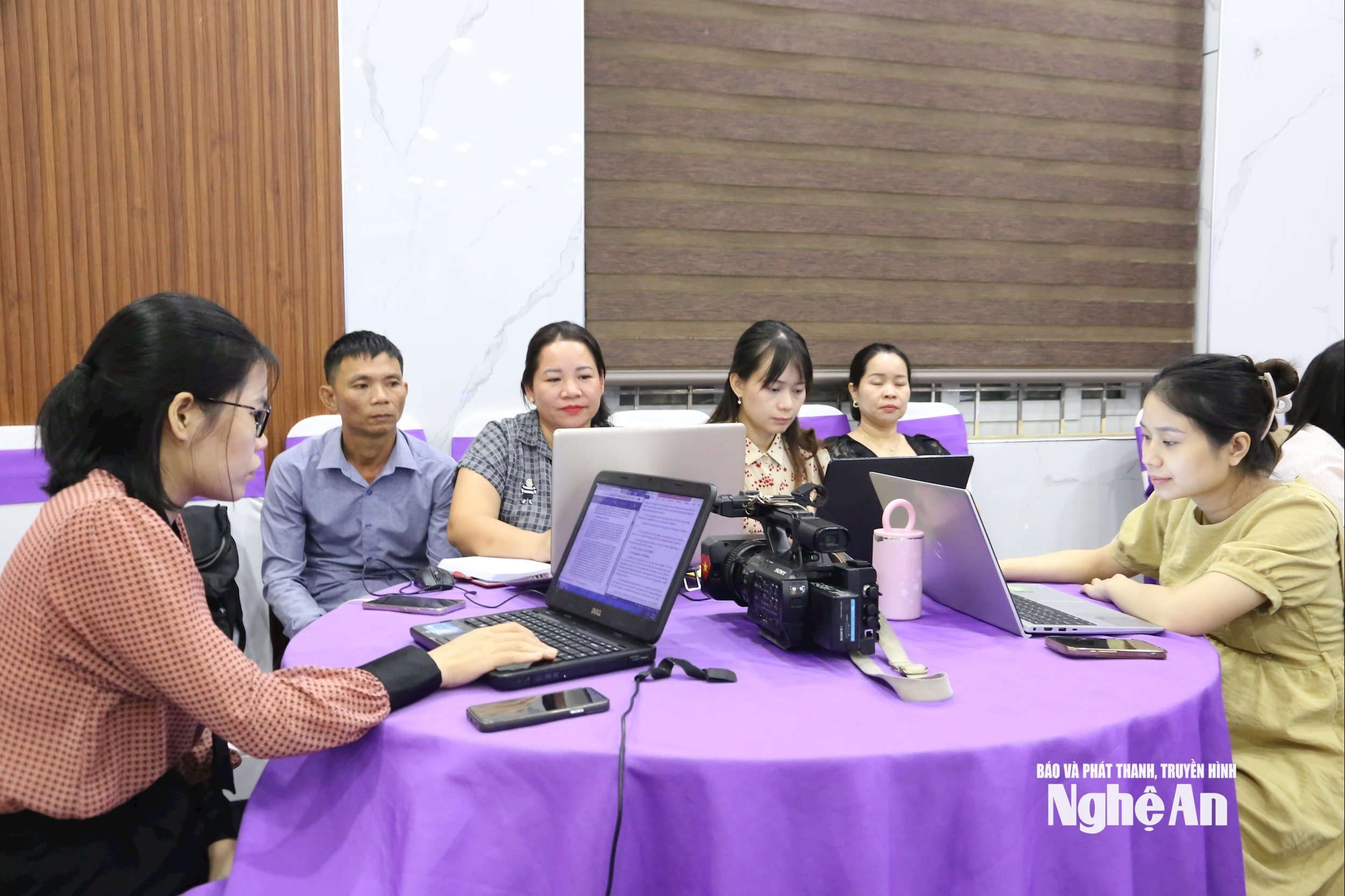 Nghệ An tập huấn ứng dụng trí tuệ nhân tạo trong công tác dân số 5 Các học viên thực hành ứng dụng AI vào thực tiễn. Ảnh - Mỹ Hà