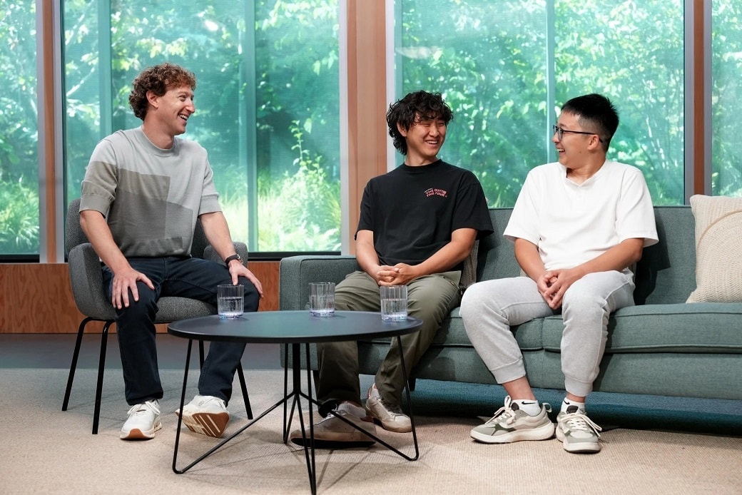 Số nhân tài AI hàng đầu hiện dưới 1.000 3 Mark Zuckerberg (trái) trò chuyện vui vẻ cùng Alexandr Wang (giữa) và Shengjia Zhao (phải) hồi tháng 7 - Ảnh: Threads