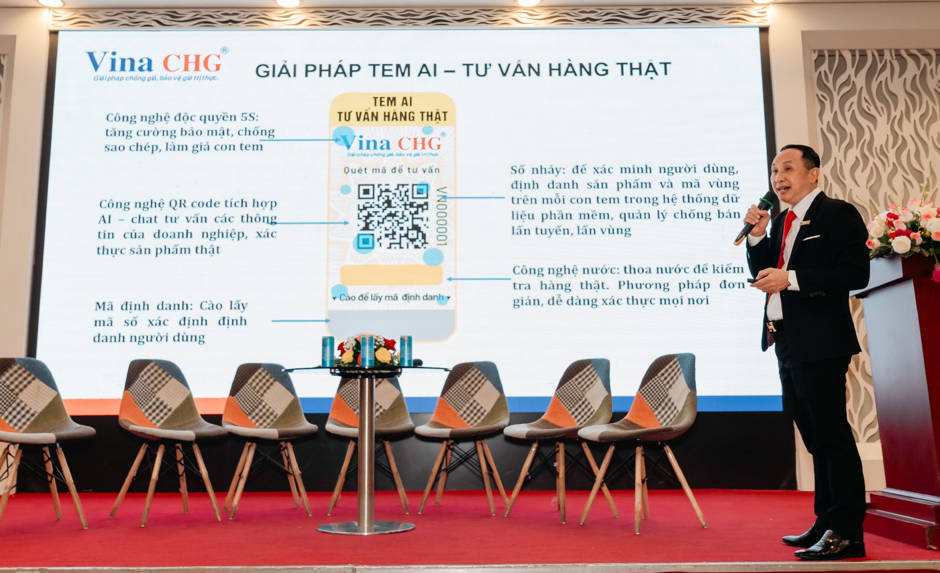 ông Nguyễn Viết Hồng – Chủ tịch Hội đồng quản trị, kiêm Tổng giám đốc Công ty Vina CHG đang giới thiệu về Tem AI